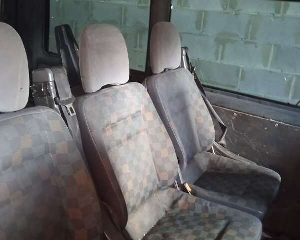 Красный Мерседес Вито, объемом двигателя 2.2 л и пробегом 356 тыс. км за 2800 $, фото 1 на Automoto.ua