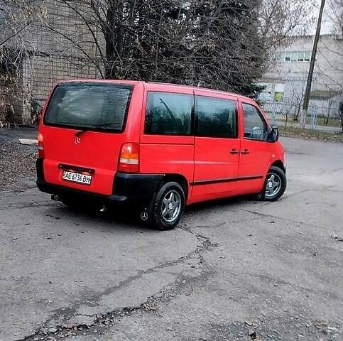 Красный Мерседес Вито, объемом двигателя 2.2 л и пробегом 267 тыс. км за 5300 $, фото 1 на Automoto.ua