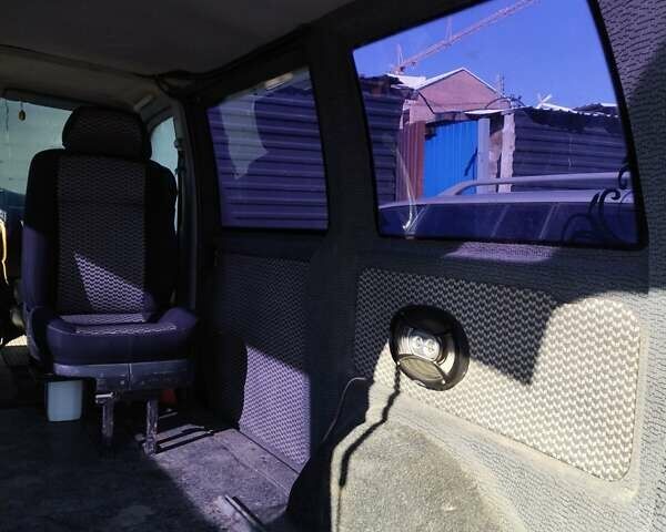 Красный Мерседес Вито, объемом двигателя 2.2 л и пробегом 310 тыс. км за 3700 $, фото 2 на Automoto.ua