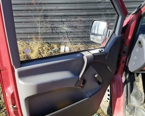 Красный Мерседес Вито, объемом двигателя 2.2 л и пробегом 310 тыс. км за 3700 $, фото 4 на Automoto.ua