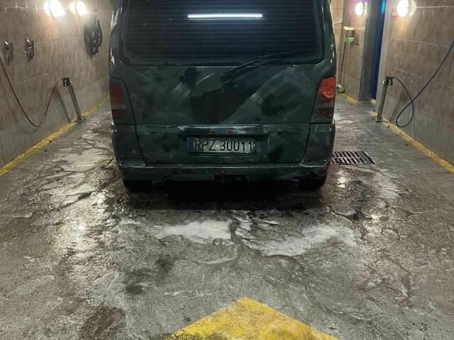 Червоний Мерседес Віто, об'ємом двигуна 2 л та пробігом 500 тис. км за 2000 $, фото 1 на Automoto.ua