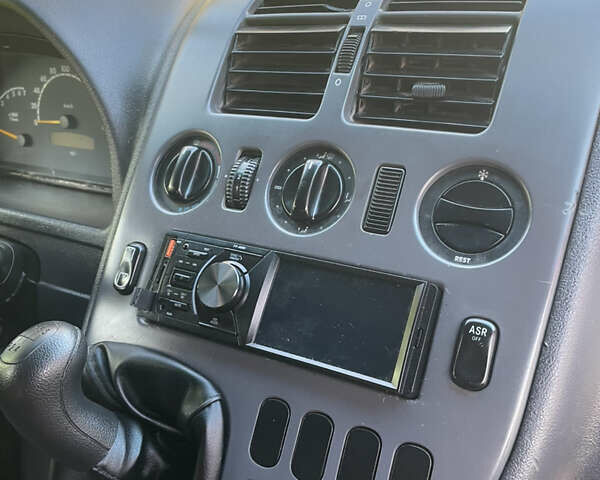 Красный Мерседес Вито, объемом двигателя 2.15 л и пробегом 410 тыс. км за 5100 $, фото 8 на Automoto.ua