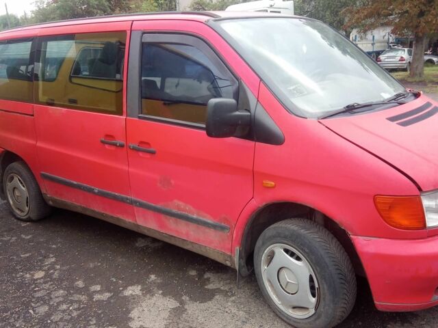 Красный Мерседес Вито, объемом двигателя 2.2 л и пробегом 300 тыс. км за 2500 $, фото 1 на Automoto.ua