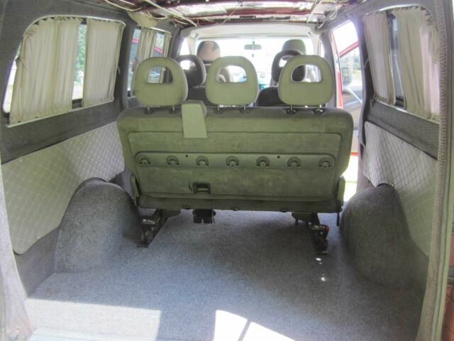 Красный Мерседес Вито, объемом двигателя 2.1 л и пробегом 415 тыс. км за 5600 $, фото 13 на Automoto.ua