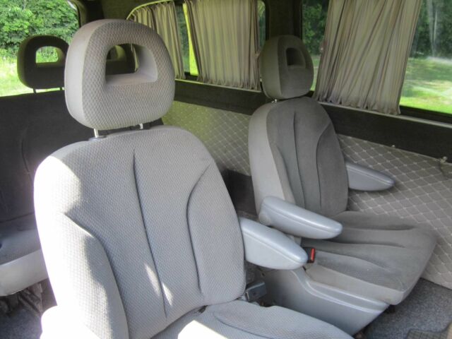 Красный Мерседес Вито, объемом двигателя 2.1 л и пробегом 415 тыс. км за 5600 $, фото 16 на Automoto.ua