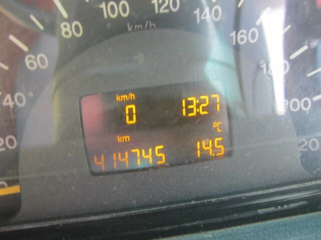 Красный Мерседес Вито, объемом двигателя 2.1 л и пробегом 415 тыс. км за 5600 $, фото 12 на Automoto.ua