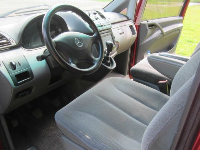 Красный Мерседес Вито, объемом двигателя 2.1 л и пробегом 415 тыс. км за 5600 $, фото 9 на Automoto.ua