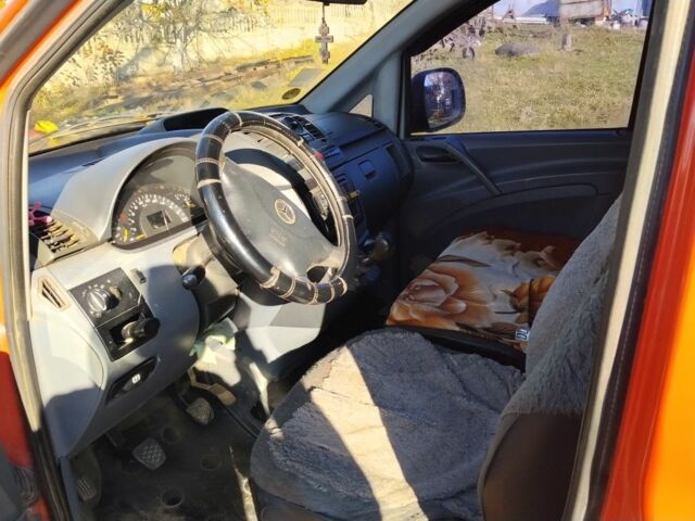 Красный Мерседес Вито, объемом двигателя 2.1 л и пробегом 420 тыс. км за 4200 $, фото 2 на Automoto.ua