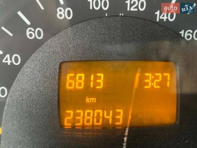 Красный Мерседес Вито, объемом двигателя 2.15 л и пробегом 238 тыс. км за 6200 $, фото 11 на Automoto.ua