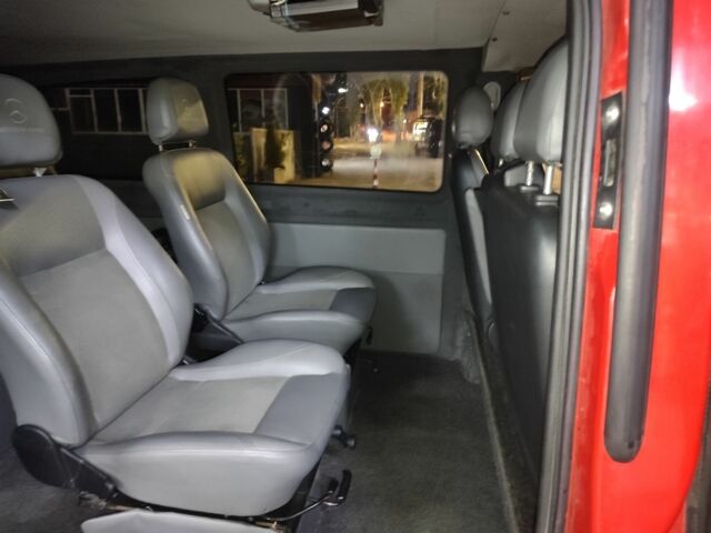 Червоний Мерседес Віто, об'ємом двигуна 2.2 л та пробігом 242 тис. км за 8000 $, фото 3 на Automoto.ua