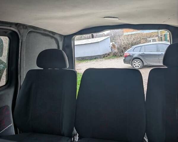 Красный Мерседес Вито, объемом двигателя 2.15 л и пробегом 225 тыс. км за 6300 $, фото 5 на Automoto.ua