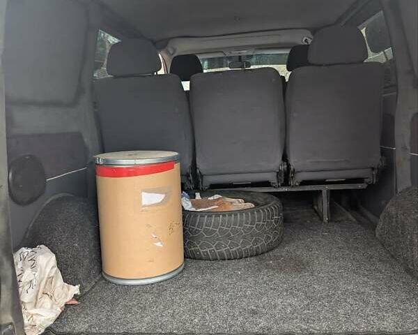 Красный Мерседес Вито, объемом двигателя 2.15 л и пробегом 225 тыс. км за 6300 $, фото 12 на Automoto.ua