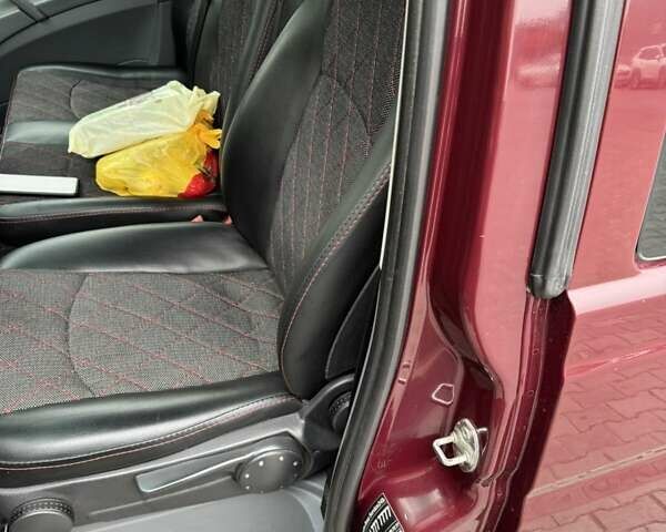 Красный Мерседес Вито, объемом двигателя 2.15 л и пробегом 260 тыс. км за 9500 $, фото 6 на Automoto.ua