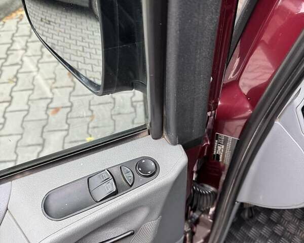 Красный Мерседес Вито, объемом двигателя 2.15 л и пробегом 260 тыс. км за 9500 $, фото 21 на Automoto.ua