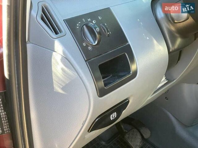 Красный Мерседес Вито, объемом двигателя 2.2 л и пробегом 261 тыс. км за 8990 $, фото 16 на Automoto.ua