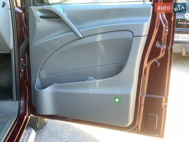 Красный Мерседес Вито, объемом двигателя 2.2 л и пробегом 261 тыс. км за 8990 $, фото 11 на Automoto.ua