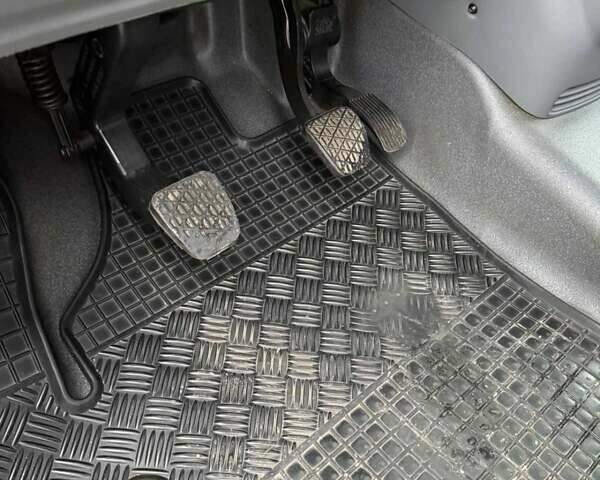 Красный Мерседес Вито, объемом двигателя 2.15 л и пробегом 260 тыс. км за 9500 $, фото 12 на Automoto.ua