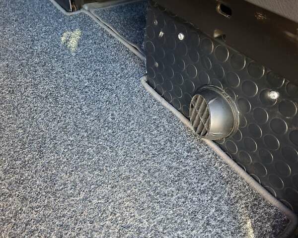 Красный Мерседес Вито, объемом двигателя 2.2 л и пробегом 401 тыс. км за 8999 $, фото 14 на Automoto.ua