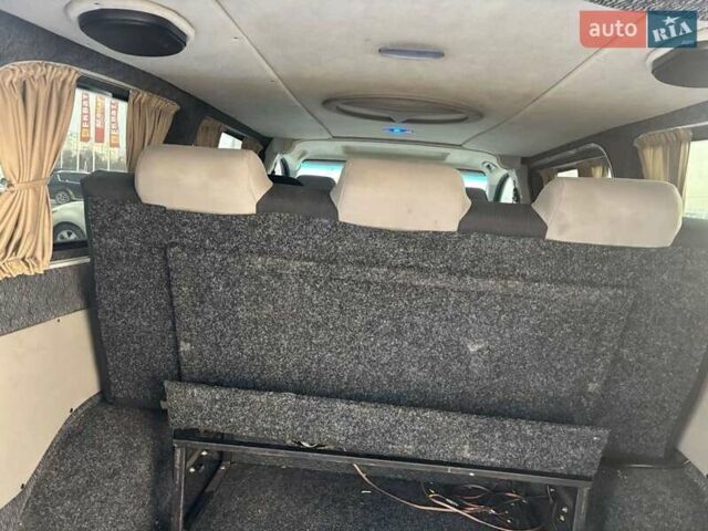 Красный Мерседес Вито, объемом двигателя 2.2 л и пробегом 333 тыс. км за 9700 $, фото 3 на Automoto.ua