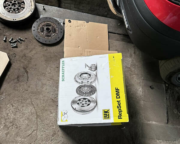 Красный Мерседес Вито, объемом двигателя 2.15 л и пробегом 370 тыс. км за 11500 $, фото 8 на Automoto.ua
