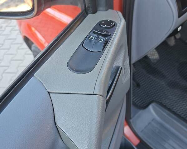 Красный Мерседес Вито, объемом двигателя 2.2 л и пробегом 401 тыс. км за 8999 $, фото 16 на Automoto.ua