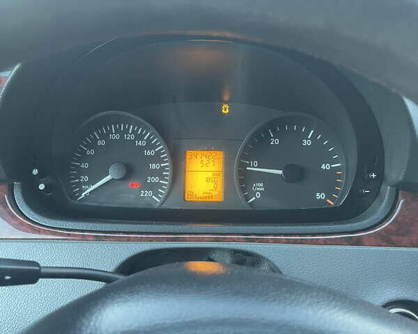 Красный Мерседес Вито, объемом двигателя 2.15 л и пробегом 340 тыс. км за 10800 $, фото 16 на Automoto.ua