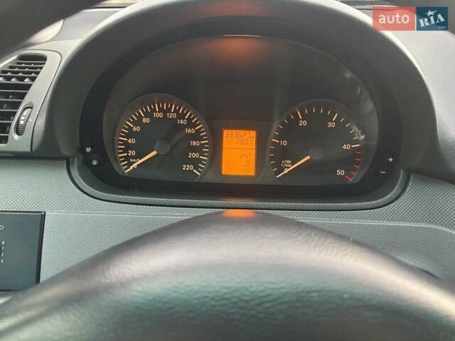 Красный Мерседес Вито, объемом двигателя 2.2 л и пробегом 333 тыс. км за 9700 $, фото 2 на Automoto.ua