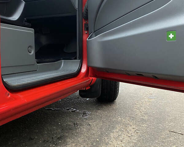 Красный Мерседес Вито, объемом двигателя 2.15 л и пробегом 389 тыс. км за 7750 $, фото 13 на Automoto.ua