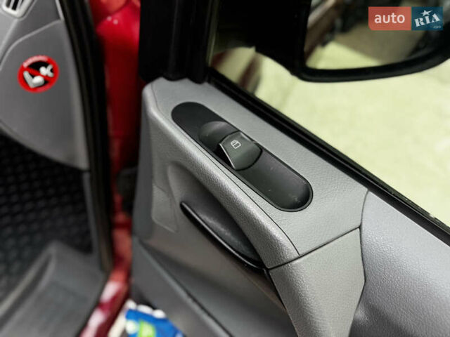 Мерседес Вито 2008 в Житомире на Automoto.ua Красный Мерседес Вито, объемом двигателя 3 л и пробегом 328 тыс. км за 11250 $, фото 48 на Automoto.ua