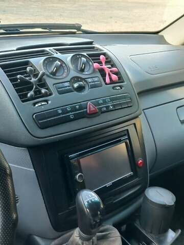 Красный Мерседес Вито, объемом двигателя 2.2 л и пробегом 360 тыс. км за 10000 $, фото 6 на Automoto.ua