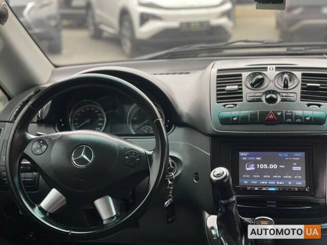 Красный Мерседес Вито, объемом двигателя 2.2 л и пробегом 306 тыс. км за 12500 $, фото 10 на Automoto.ua