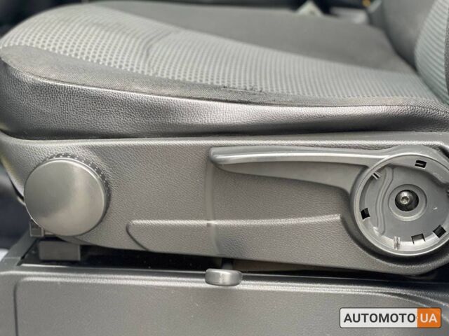 Красный Мерседес Вито, объемом двигателя 2.2 л и пробегом 306 тыс. км за 12500 $, фото 7 на Automoto.ua