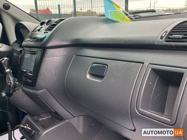 Красный Мерседес Вито, объемом двигателя 2.2 л и пробегом 306 тыс. км за 12500 $, фото 13 на Automoto.ua