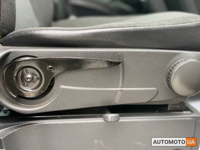 Красный Мерседес Вито, объемом двигателя 2.2 л и пробегом 306 тыс. км за 12500 $, фото 14 на Automoto.ua