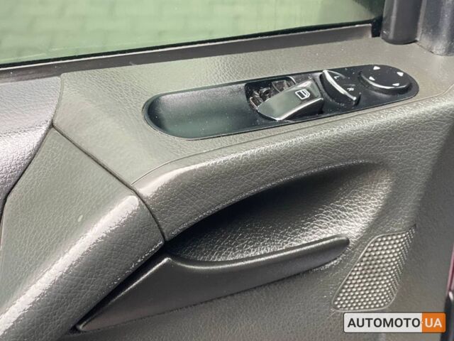 Красный Мерседес Вито, объемом двигателя 2.2 л и пробегом 306 тыс. км за 12500 $, фото 6 на Automoto.ua