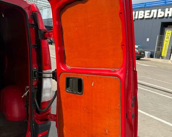 Красный Мерседес Вито, объемом двигателя 2.15 л и пробегом 317 тыс. км за 9999 $, фото 3 на Automoto.ua