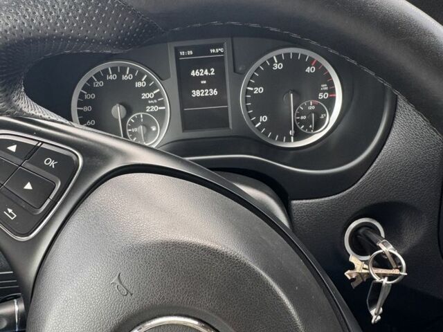 Красный Мерседес Вито, объемом двигателя 2.1 л и пробегом 384 тыс. км за 19899 $, фото 13 на Automoto.ua