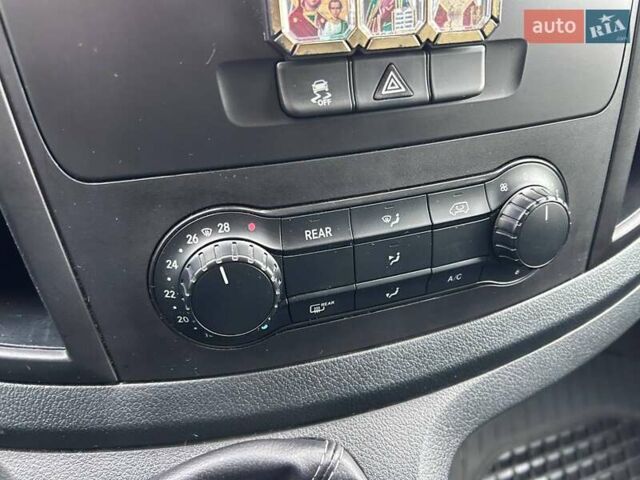 Красный Мерседес Вито, объемом двигателя 2.14 л и пробегом 255 тыс. км за 26990 $, фото 19 на Automoto.ua