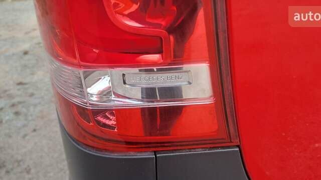 Красный Мерседес Вито, объемом двигателя 2.15 л и пробегом 260 тыс. км за 26999 $, фото 22 на Automoto.ua
