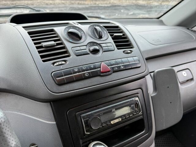 Красный Мерседес Вито, объемом двигателя 2.1 л и пробегом 440 тыс. км за 6000 $, фото 8 на Automoto.ua