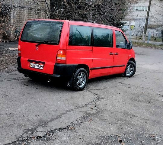 Красный Мерседес Вито, объемом двигателя 2.2 л и пробегом 267 тыс. км за 5300 $, фото 2 на Automoto.ua
