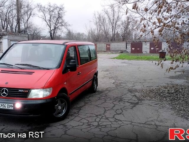 Красный Мерседес Вито, объемом двигателя 2.2 л и пробегом 267 тыс. км за 5300 $, фото 1 на Automoto.ua