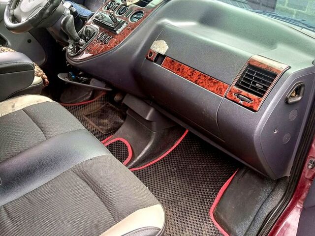 Красный Мерседес Вито, объемом двигателя 2.2 л и пробегом 200 тыс. км за 5200 $, фото 1 на Automoto.ua