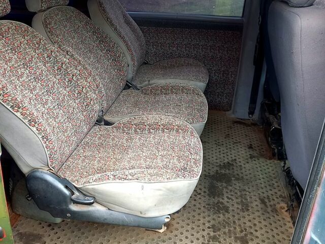 Красный Мерседес Вито, объемом двигателя 2.1 л и пробегом 412 тыс. км за 2950 $, фото 6 на Automoto.ua