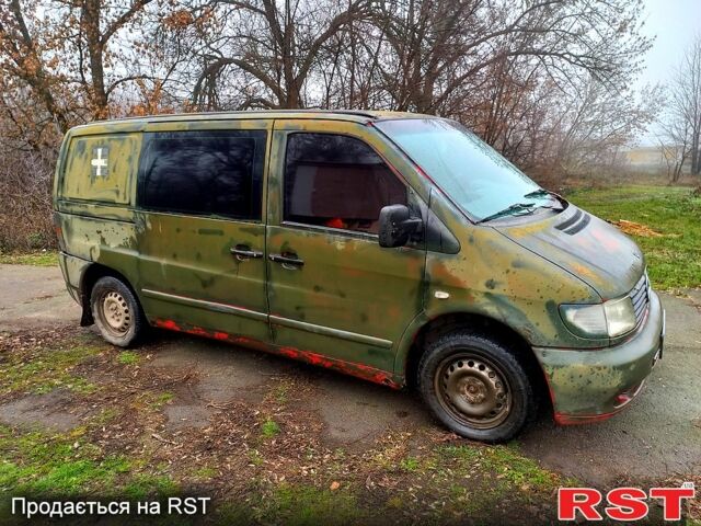 Красный Мерседес Вито, объемом двигателя 2.1 л и пробегом 412 тыс. км за 2950 $, фото 2 на Automoto.ua