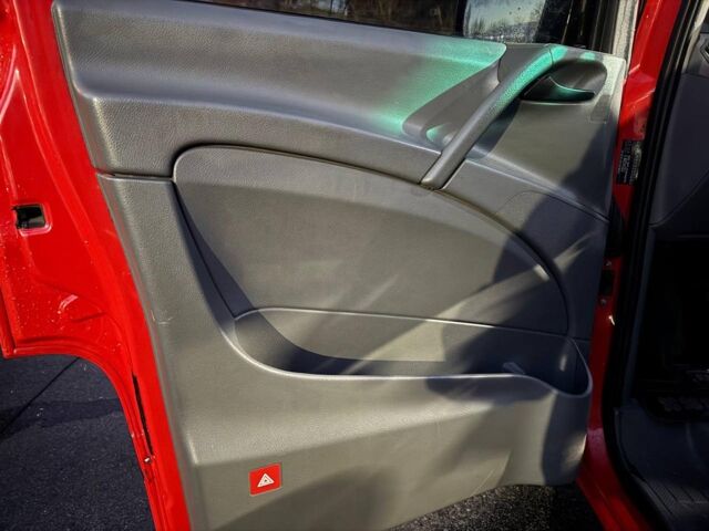 Красный Мерседес Вито пасс., объемом двигателя 2.2 л и пробегом 363 тыс. км за 7690 $, фото 13 на Automoto.ua