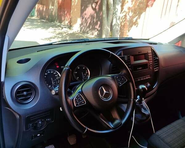 Желтый Мерседес Вито, объемом двигателя 2.14 л и пробегом 396 тыс. км за 15700 $, фото 11 на Automoto.ua