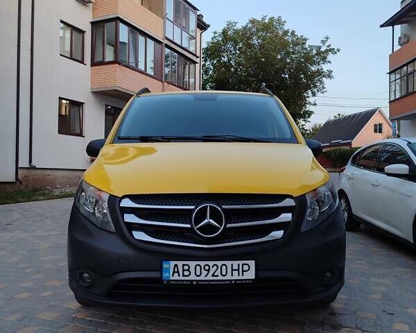 Желтый Мерседес Вито, объемом двигателя 2.14 л и пробегом 396 тыс. км за 15700 $, фото 5 на Automoto.ua
