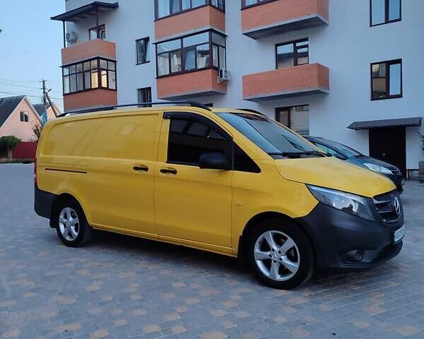 Желтый Мерседес Вито, объемом двигателя 2.14 л и пробегом 396 тыс. км за 15700 $, фото 2 на Automoto.ua