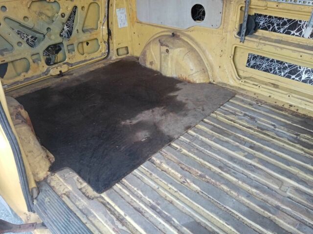 Желтый Мерседес Вито, объемом двигателя 2.3 л и пробегом 500 тыс. км за 3400 $, фото 9 на Automoto.ua